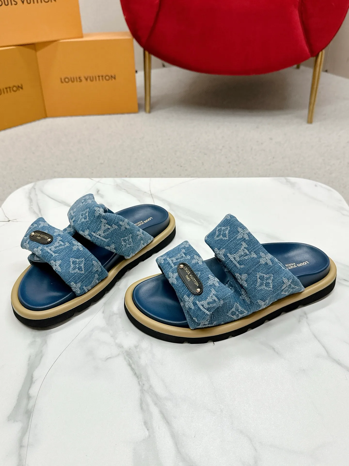 P340 yuan LV Louis Vuitton Full of high-end feel! A popular model among bloggers at home and abroad, it’s retro and fashionable, and looks stunning on your feet! Mainly recommended model on the official website★ ━━━━━ ЅᏇєєt ━━━━━ ▪️Upper: original calfskin ➕5D printing process ▪️Inner: imported mixed sheepskin ▪️Outsole: original molded foam outsole ▪️Size: Female 35-40 Men's 39-44 (women's 41 men's 45)